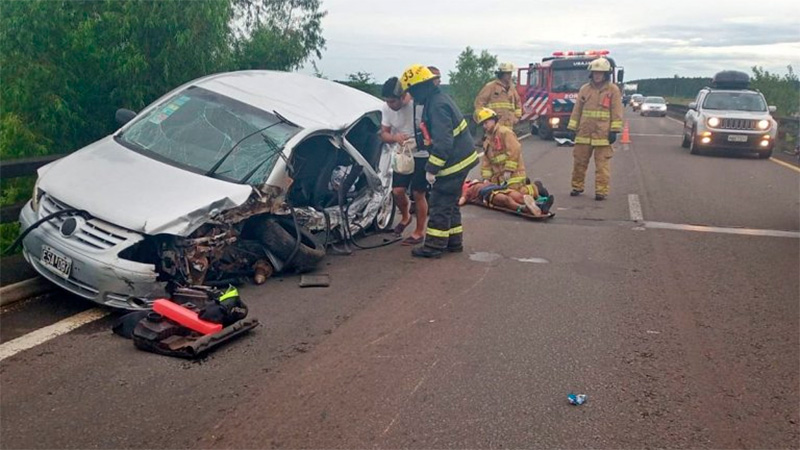 SIGUE CAUSANDO SINISTROS : Cuatro heridos tras chocar su auto contra cabecera de un puente en Ruta 14