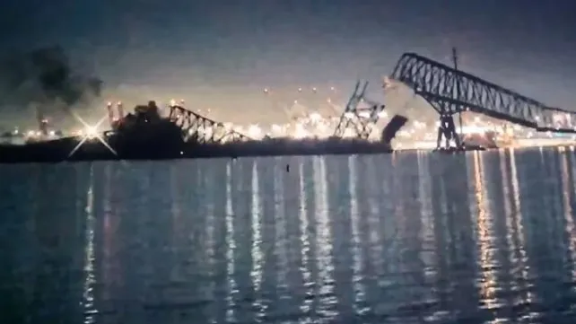 Video: barco impactó contra un puente en Estados Unidos y se desplomó