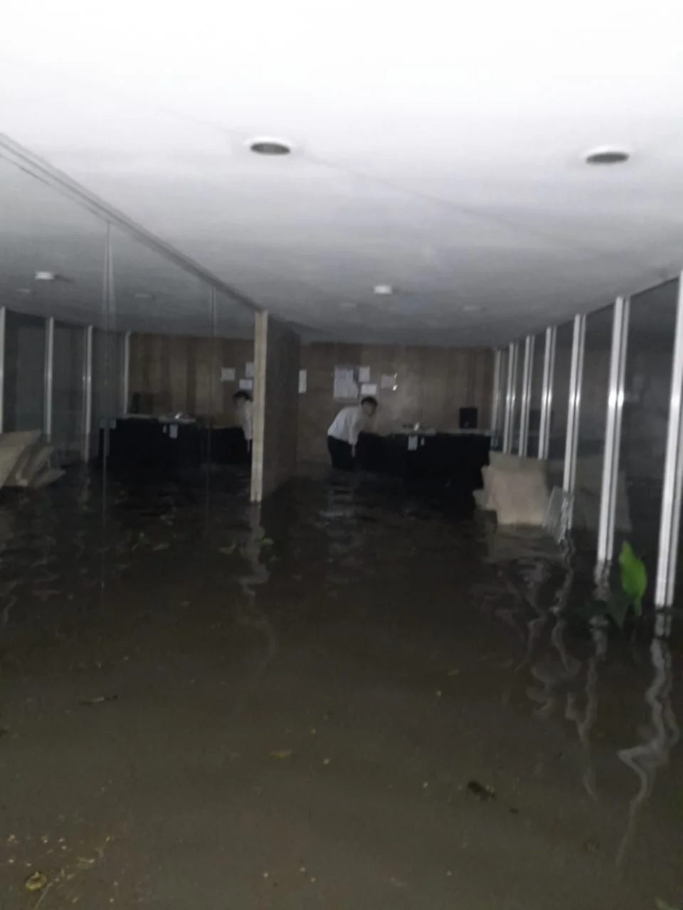 Autos y viviendas bajo agua: las postales de la inundación en Corrientes