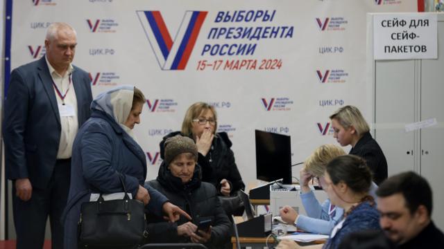 Personas reunidas en un centro de votación en Rusia