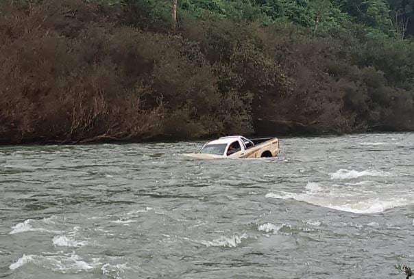Moconá | Guardaparques rescataron a dos personas que habían caído con su camioneta al arroyo Yabotí