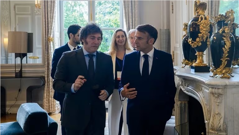 El Gobierno reveló que Milei y Macron hablaron del “desafortunado” mensaje de Villarruel sobre Francia y se reavivó la tensión interna