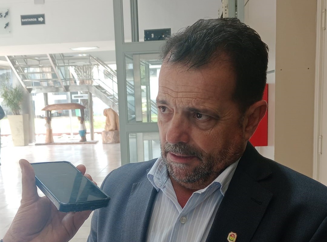 Kneeteman: “El gobierno cumple con los docentes y la respuesta del gremio son paros, escraches y agresiones”