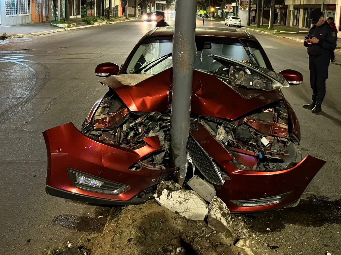 CONCORDIA :JOVEN CONDUCTORA BORRACHA DESTRUYO SU AUTO CONTRA UNA COLUMNA DE ALUMBRADO A LA MADRUGADA