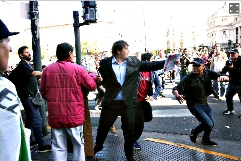 GRAVE: Fue a filmar a las afueras del Congreso y terminó agredido