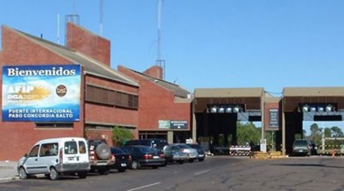 Comenzaron medida de fuerza en el puente Salto Grande ante eventuales despidos en Afip