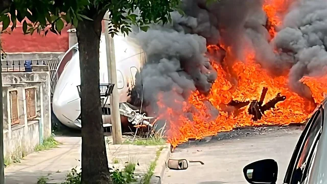 Un avión privado que llegaba de Punta del Este se despistó en San Fernando, chocando contra una casa. Murieron el piloto y copiloto.