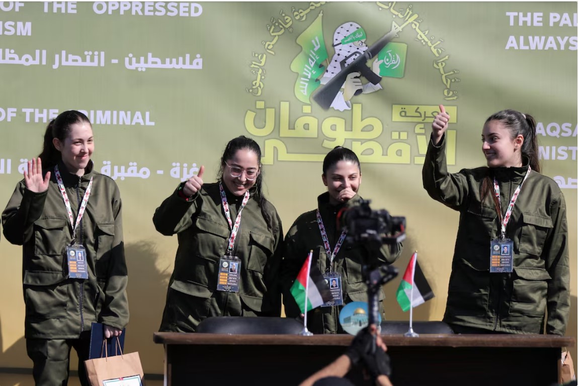 Las cuatro rehenes israelíes liberadas se reencontraron con sus familias tras más de 15 meses de cautiverio en Gaza