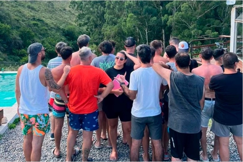 Así se vivió el “campamento de solteros” en las Sierras de Córdoba: “Hubo 50% de efectividad en chapes”.💘