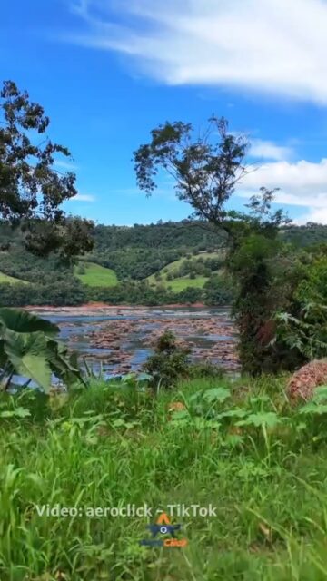 ASÍ AVANZÓ EL RÍO URUGUAY EN ITAPIRANGA A POCOS KM DE MISIONES

Un video registrado en Barra do Macaco, en la localidad de Itapiranga, estado de Santa Catarina (Brasil), muestra el impactante contraste que experimentó el río Uruguay en apenas tres meses. Las imágenes comparan el mismo sector en abril de 2026, cuando predominaba una marcada sequía, con el 23 de julio, en plena crecida del curso de agua.

El registro, realizado por el creador de contenido AeroClick, fue captado en el punto donde el río Macaco Branco desemboca en el río Uruguay, a pocos kilómetros de la provincia de Misiones. En las imágenes se observa cómo un paisaje con amplias superficies de piedra y escaso caudal quedó completamente cubierto por el agua tras las intensas lluvias que afectaron a la cuenca.

La comparación evidencia la magnitud del cambio que experimentó el río en un corto período. La crecida del Uruguay provocó inundaciones y complicaciones en distintos puntos de la frontera entre Argentina y Brasil, con interrupciones en pasos fluviales y anegamientos en zonas costeras. El video de AeroClick permite dimensionar el impacto que tuvo el aumento del caudal en la región fronteriza.