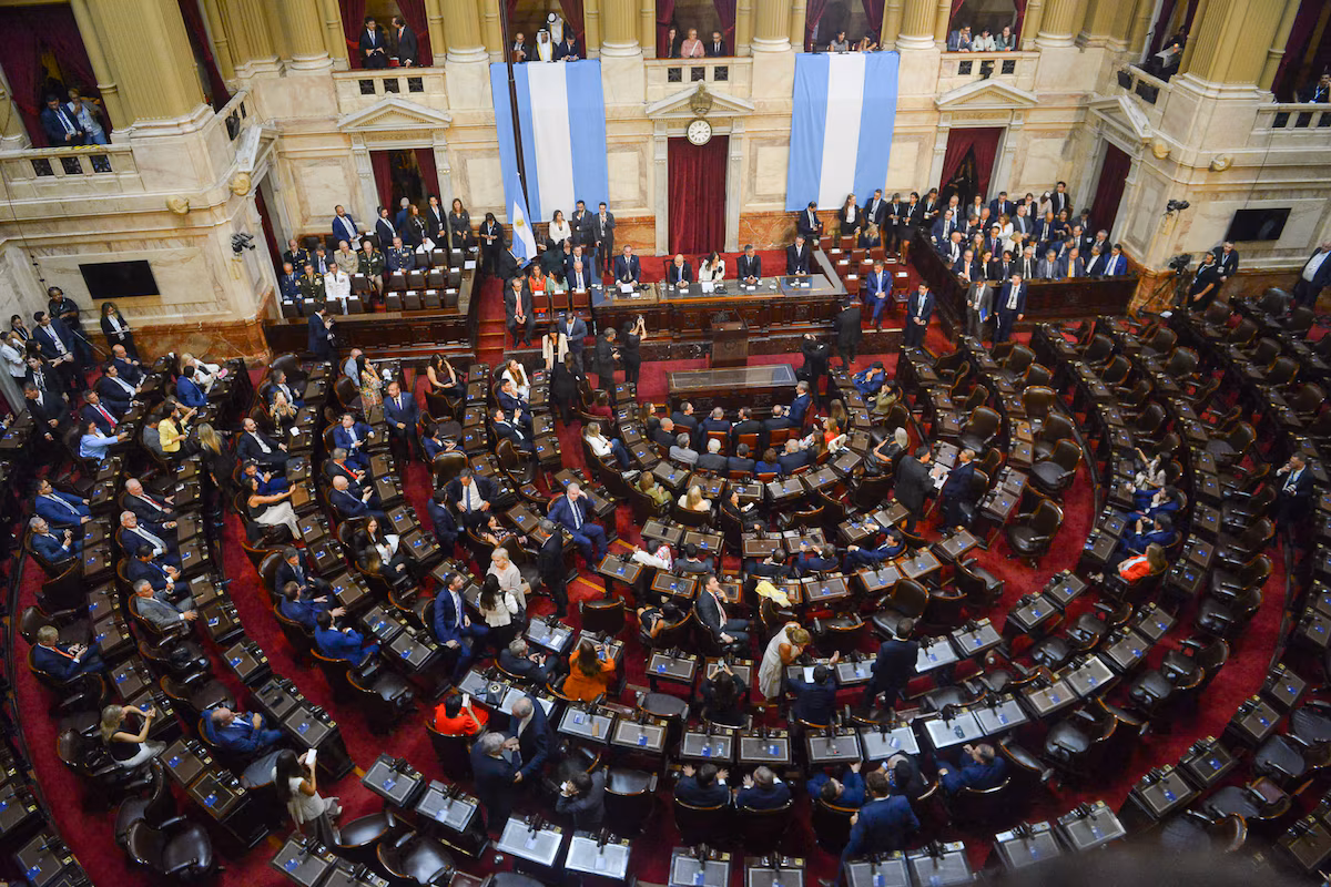 La oposición vació el recinto y los bloques dialoguistas aportaron menos de 70 legisladores a la Asamblea