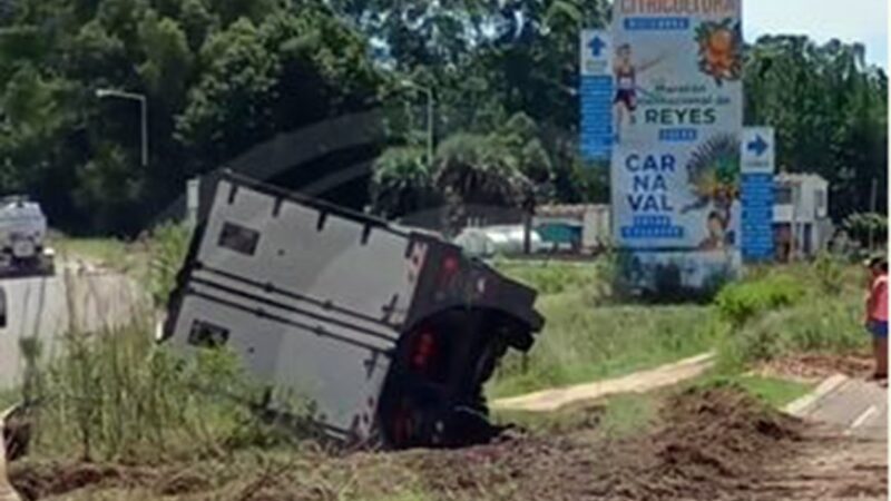 Volcó para evitar un choque en zona del acceso sur a Concordia, donde nadie se hace cargo por la  desidia de su cierre .