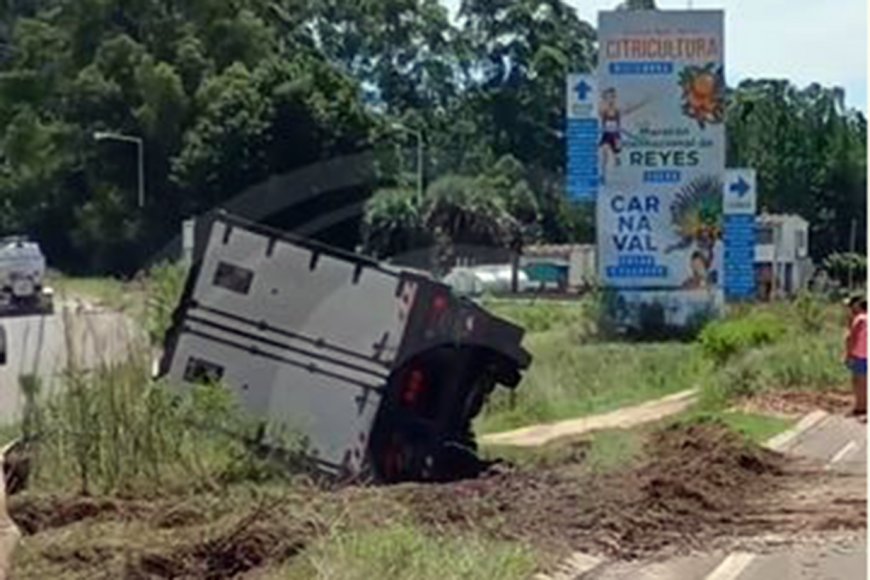 Volcó para evitar un choque en zona del acceso sur a Concordia, donde nadie se hace cargo por la  desidia de su cierre .