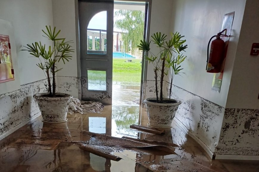 Agua y barro en hotel cuatro estrellas: despidieron a centenar de huéspedes y cerraron sus puertas