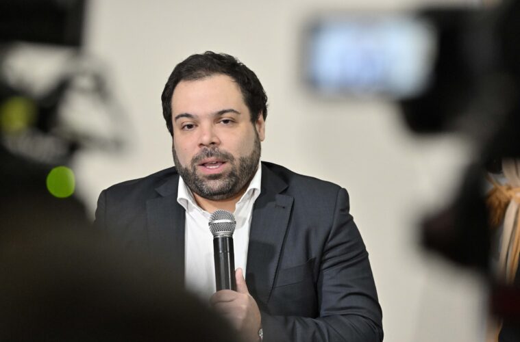 “Más para el esfuerzo y el mérito”. El ministro Troncoso apeló a una nota de opinión para explicar el “acuerdo paritario” con los gremios