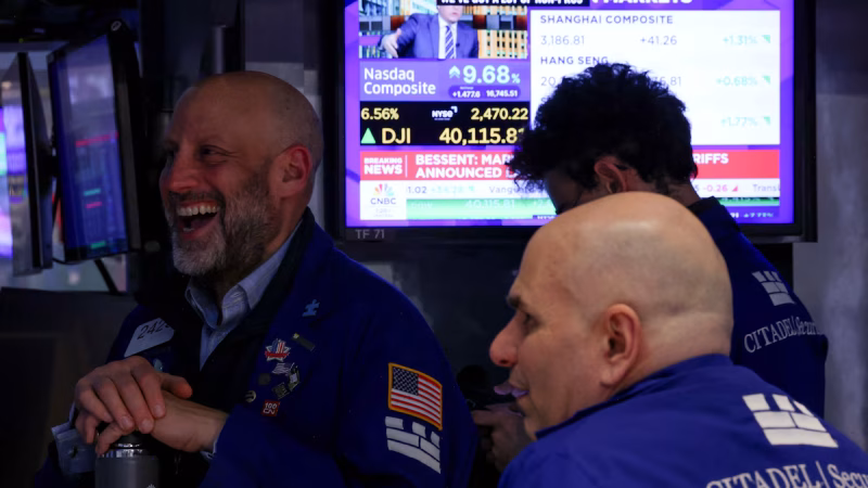 Euforia por la suspensión de aranceles: el riesgo país cayó más de 100 puntos y las acciones argentinas subieron hasta 14% en Wall Street