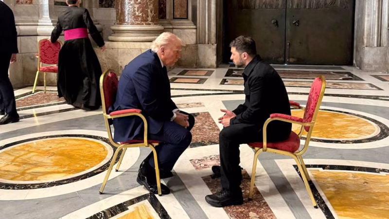 Trump y Zelenskyy se reúnen brevemente en el Vaticano para discutir la guerra entre Rusia y Ucrania.