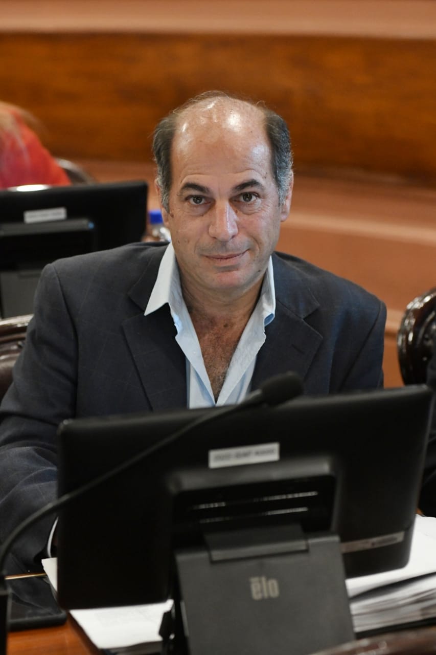 López cruzó a Cañete: “No es normal un sueldo de 16 millones y que contrate a su sobrina que vive en el exterior”