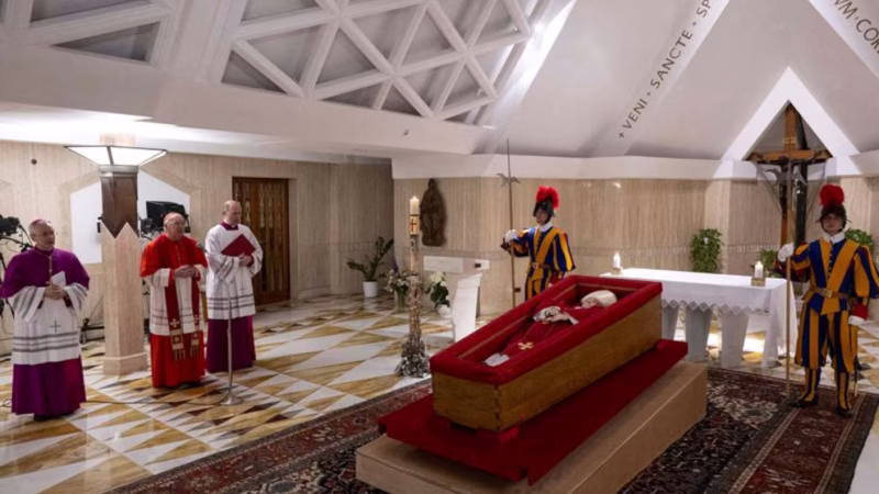 Cómo es el velatorio privado de Francisco: respeto y oración por el papa difunto