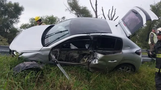 Ruta 12: dos heridos al chocar y quedar sobre el guardarraíl