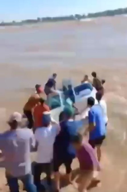 Evitaron el hundimiento de una lancha en plena largada de la Fiesta Nacional del Surubí- Evitaron el hundimiento de una lancha en plena largada de la Fiesta Nacional del Surubí