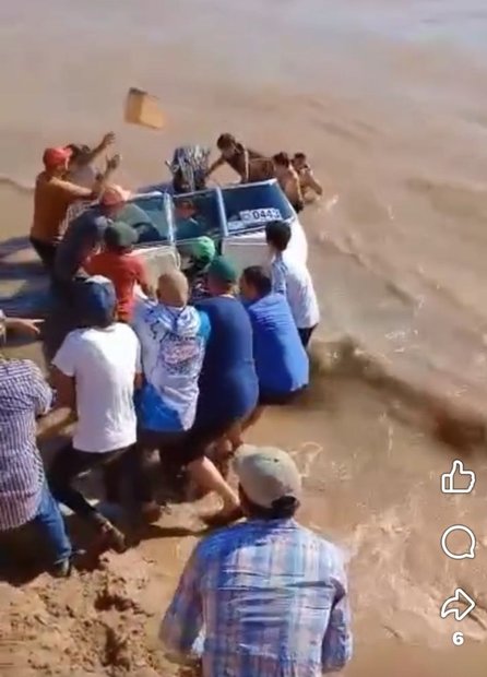 Evitaron el hundimiento de una lancha en plena largada de la Fiesta Nacional del Surubí- Evitaron el hundimiento de una lancha en plena largada de la Fiesta Nacional del Surubí
