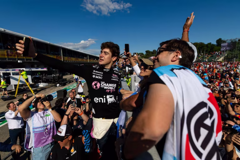 la-gigantesca-selfie-de-colapinto-con-los-hinchas-XBI6CQPCXJFP7BQPBYGISRJSR4