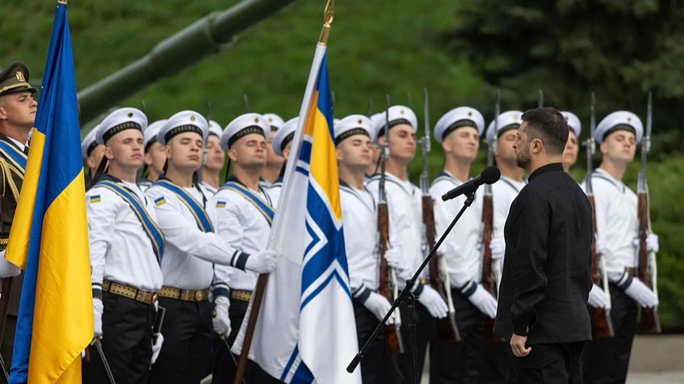 Zelenski celebra el Día de la Bandera Nacional mientras Rusia sigue atacando Ucrania