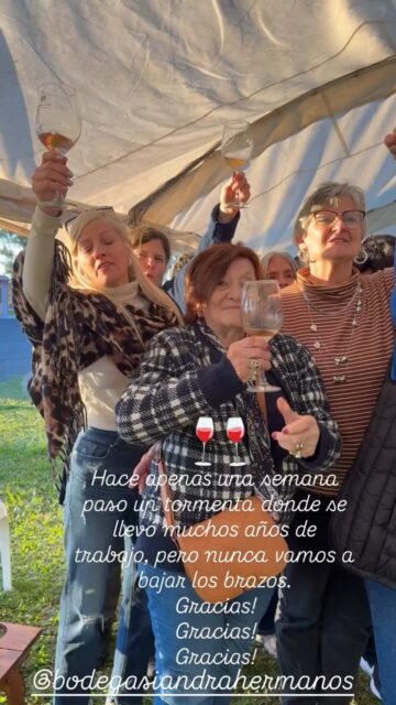 🍷 La resiliencia también se construye.
Después del fuerte temporal que golpeó la zona de La Criolla, muchos eligieron hablar de la crisis. Bodega Siandra Hnos. eligió otro camino: reconstruirse, seguir invirtiendo y abrir sus puertas al turismo receptivo.
Este es el verdadero ejemplo de que el futuro del turismo no depende solamente del Estado. Depende de emprendedores que innovan, se reinventan y transforman cada dificultad en una oportunidad.
Concordia tiene todo para convertirse en un gran destino: termas, viñedos, producción citrícola, río, gastronomía, deporte y naturaleza. Lo que falta es trabajar más unidos, crear experiencias y apostar a la iniciativa privada.
💬 Menos quejas. Más ideas. Más trabajo conjunto.
👉 ¿Creés que este es el camino que debería seguir el turismo de Concordia y Entre Ríos? Te leo en los comentarios.
#BodegaSiandra #Concordia #EntreRíos #Turismo #TurismoEntrerriano #Enoturismo #TurismoReceptivo #LaCriolla #VinoEntrerriano #RutaDelVino #DesarrolloLocal #EconomíaRegional #Emprendedores #Resiliencia #Innovación #IniciativaPrivada #TurismoRural #ExperienciasTurísticas #AnálisisLitoral #PuntoDeInflexión