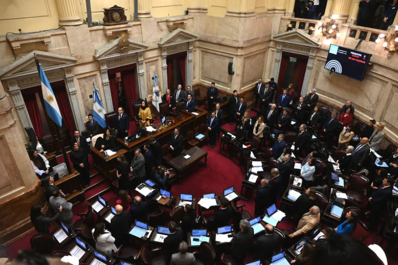 SE RIEN DEL PUEBLO QUE DICEN DEFENDER