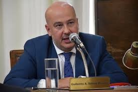 El péndulo ideológico del Intendente de Concordia. Surgido en una corriente radical de centro izquierda al mileismo de derecha.