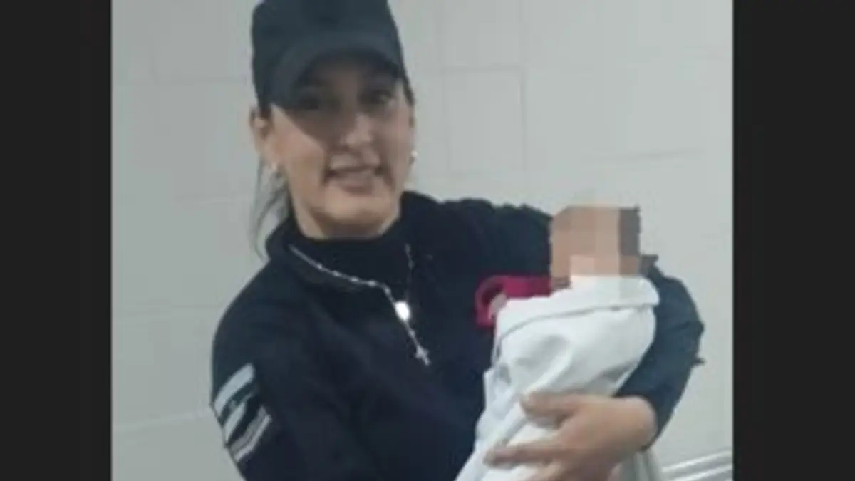 La Policía que logró salvarle la vida a una bebé de tres semanas de vida que se asfixiaba