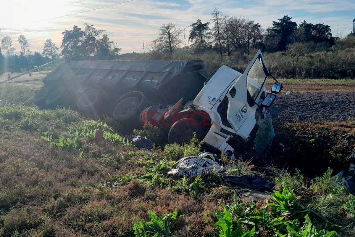 En choque frontal de camiones de Ruta 18: mueren ambos conductores.