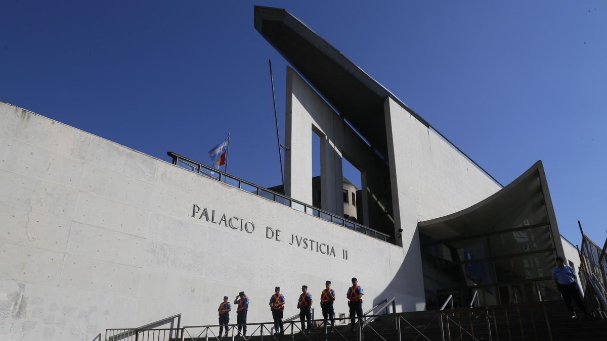 El fiscal utiliza la Ley Olimpia y la Convención de Belém do Pará para imputar al responsable y reconoce la violencia sexual digital como delito. La aparición de material digital de abuso a menores complicó la situación judicial