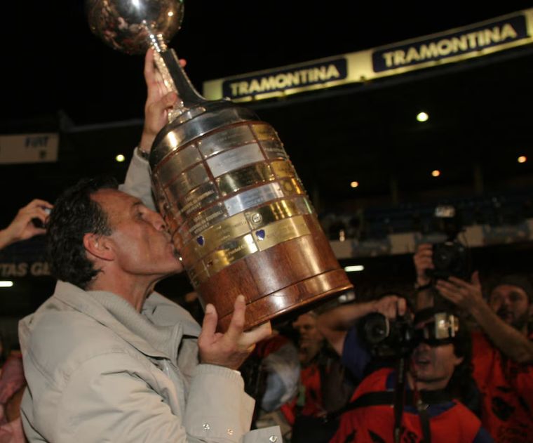Miguel Ángel Russo celebra con el trofeo de la Copa Libertadores en 2007. Miguel Ángel Russo celebra con el trofeo de la Copa Libertadores en 2007.