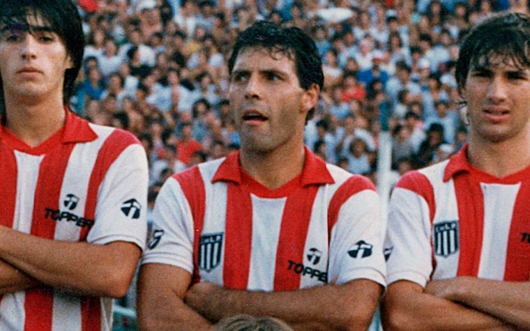 Miguel Ángel Russo jugó casi 13 años y más de 400 partidos con una sola camiseta, la de Estudiantes de La Plata Miguel Ángel Russo jugó casi 13 años y más de 400 partidos con una sola camiseta, la de Estudiantes de La Plata