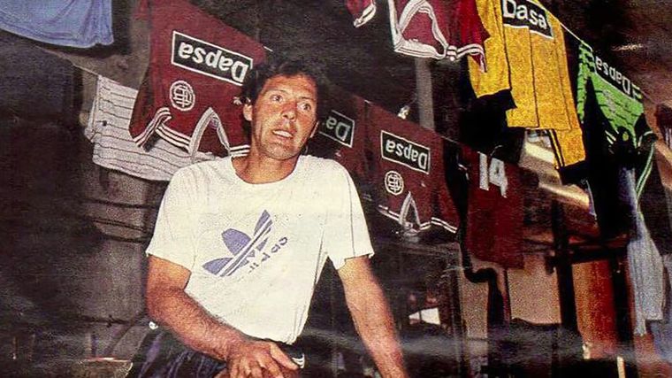 Miguel Ángel Russo se retiró en 1988 y su primer equipo como DT fue Lanús. Miguel Ángel Russo se retiró en 1988 y su primer equipo como DT fue Lanús.