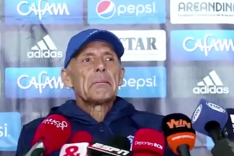 En 2017, en Colombia, Russo se quebró durante la conferencia de prensa tras superar dos operaciones en el marco del tratamiento por el cáncer de próstata que lo afectaba. Foto: captura de TV. En 2017, en Colombia, Russo se quebró durante la conferencia de prensa tras superar dos operaciones en el marco del tratamiento por el cáncer de próstata que lo afectaba. Foto: captura de TV.
