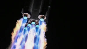 Un-cohete-portador-Larga-Marcha-2F-que-transportaba-la-nave-espacial-Shenzhou-21-Foto-AFP