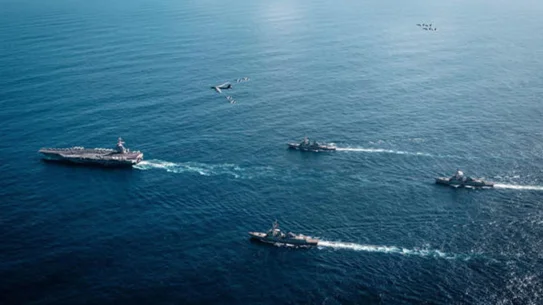Unidades-del-Grupo-de-Ataque-del-Portaaviones-Gerald-R.-Ford-y-un-bombardero-B-52-de-la-Fuerza-Aerea-de-EE.-UU.-EFE