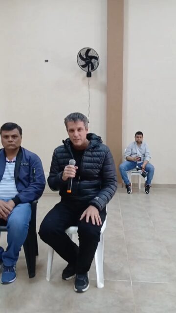 EL PESO DE LA MOCHILA EN CONCORDIA

En el PJ de Concordia la mochila pesa toneladas. Por eso hoy ningún proyecto de candidatura puede asomar.

El concordiense común lo tiene muy claro: sabe muy bien quiénes son los "MARISCALES DE LA DERROTA". Los que dejaron a la ciudad 1era en POBREZA en todo el país.

Y ahí entra la marcha y contramarcha de Enrique Cresto.

El viernes se lanzó como candidato a Gobernador. El lunes dijo que "por ahora no". ¿Globo de ensayo que se pinchó? ¿Midió el rechazo en las redes y tuvo que replegarse?

Ya no sabe qué decir para volver a ser considerado.

Porque hoy en Concordia no alcanza con levantar la mano. Cualquier opositor tiene que demostrar primero que NO VA A SER MÁS DE LO MISMO, con ideas claras para sacar a la ciudad de la miseria.

Y el señalamiento no es solo para los actores principales. También es para el entorno, los aduladores y los promotores del relato que tapó miseria y corrupción en nombre de los más humildes.

La gente está en alerta. Y cada vez que aparece un reciclado, en redes responde con bronca.

Sin autocrítica, no hay futuro.

#Concordia #EntreRios #PJ #EnriqueCresto #Politica #AnalisisLitoral