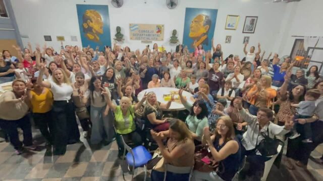 ¿Unidad sin renovación?

Ayer en la sede del PJ de Concordia se hizo el Encuentro de Mujeres Peronistas.

La versión oficial habló de participación, organización y de construir una alternativa frente al ajuste de Milei, Frigerio y Azcué.

Pero otra voz se hizo escuchar. Militantes jóvenes que participaron contaron que se fueron con desilusión: "Siempre las mismas ocupando los mismos lugares", "unas pocas concentraron la palabra y muchas quedamos relegadas".

El reclamo no es contra la experiencia, es por lugar real. Como resumieron: "Menos fotos para unas pocas. Más lugar para todas."

¿Alcanza con convocar a las jóvenes o hay que darles lugar para construir de verdad? Te leemos en comentarios.

La nota completa en analisislitoral.com.ar

#Concordia #Peronismo #PJ #MujeresPeronistas #EntreRios #Politica
