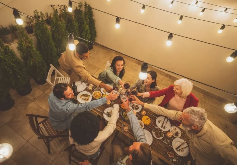 mesa-adentro-o-mesa-afuera-el-pronostico-prepara-un-menu-con-sorpresas-para-la-mesa-de-nochebuena-y-navidad-1766334686203_1024