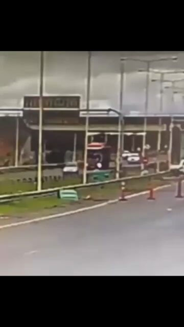Quedó registrado en video el momento del impacto de la camioneta contra el camión en el trágico #accidente en la Ruta 14 Autovía Artigas