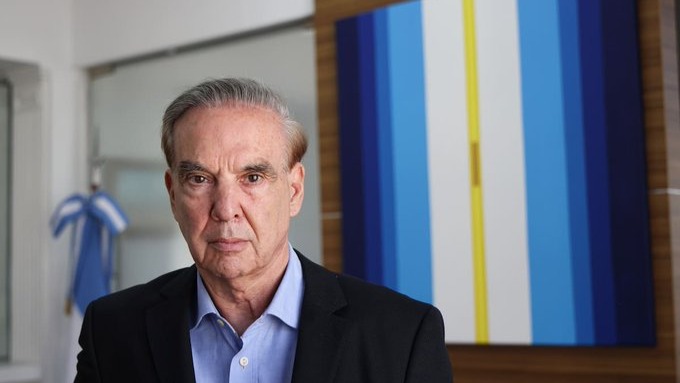 HOY DE UN LADO , MAÑANA DEL OTRO
Hagamos un esfuerzo para unir al peronismo y creemos un Frente Nacional que convoque a otros sectores: a radicales y a sectores del PRO que no comparten nada con este gobierno.
Hay que superar las diferencias personales para construir un verdadero proyecto de unidad nacional. #AnalisisLitoral #BuenosAires #AMBA #CABA #Interior #Federalismo #Argentina #EntreRios #LitoralArgentino #Periodismo
@infobae @clarincom @lanacion @todonoticias @rosariotres @diariolacapital @lavozcomar @cadena3com @eloncecom @elentrerios