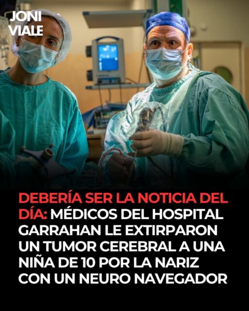 UNA NIÑA DE 10 AÑOS ENFRENTÓ UNA COMPLEJA CIRUGÍA Y EL GARRAHAN VOLVIÓ A DAR UNA LECCIÓN DE MEDICINA
Con apenas 10 años, una niña tuvo que atravesar una compleja cirugía para extirpar un tumor ubicado en la base de su cráneo.
Lo que siguió fue una muestra de cómo la experiencia, la tecnología y el trabajo en equipo pueden ponerse al servicio de la vida. 🩺✨
Los profesionales del Hospital Garrahan lograron acceder al tumor a través de las fosas nasales, mediante una cirugía endoscópica endonasal y sin necesidad de abrir el cráneo.
Para realizar la intervención, los equipos de Neurocirugía y Otorrinolaringología trabajaron en conjunto con la ayuda de un moderno neuronavegador, que permitió localizar con precisión la zona que debía ser intervenida.
Se trata de una técnica poco frecuente en pacientes pediátricos y que puede favorecer una recuperación más rápida.
Detrás de esta intervención hay una familia esperando, profesionales comprometidos y una pequeña guerrera que hoy representa una enorme esperanza. 💙
UNA VEZ MÁS, EL GARRAHAN PONIENDO CIENCIA, TECNOLOGÍA Y CORAZÓN AL SERVICIO DE LOS CHICOS.
🙏 Que esta pequeña siga recuperándose y llenando de alegría a toda su familia #AnalisisLitoral, #Argentina, #NoticiasArgentina, #ActualidadArgentina, #Periodismo, #LitoralArgentino, #EntreRios, #Rosario, #Cordoba, #BuenosAires, @infobae, @lanacion, @clarincom, @todonoticias, @perfilcom, @ambitocom, @rosariotres, @diariolacapital, @lavozcomar, @cadena3com