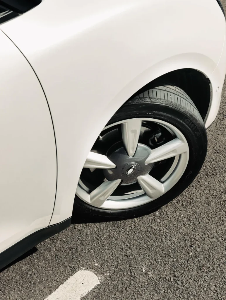 ORA 03 Moonlight White wheel detail