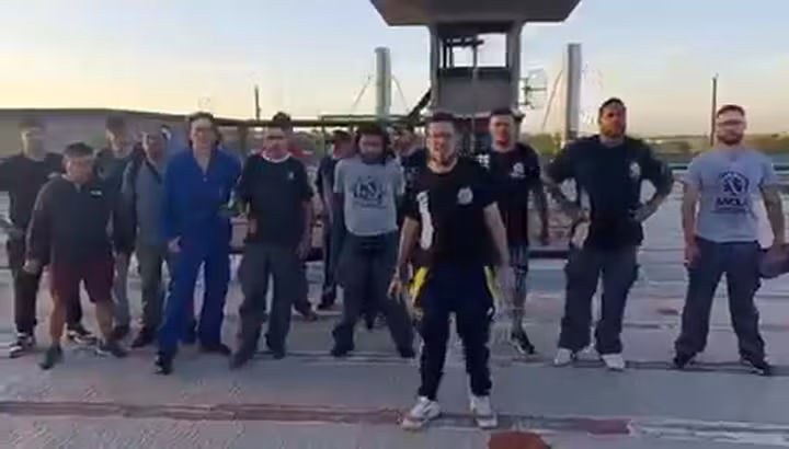 En crisis, cierra la histórica Fate y 920 trabajadores perderán su empleo 4 El reclamo de los trabajadores de Fate en el techo de la fábrica