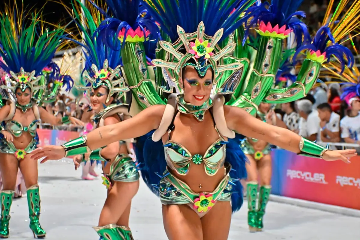 Gualeguaychú: más de 19 mil personas disfrutaron la novena noche del Carnaval del País 1 l_1771321448_79061