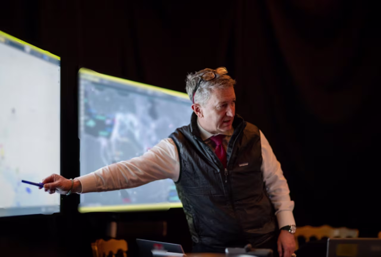 En esta imagen distribuida por la Casa Blanca en X el sábado, el jefe del Estado Mayor Conjunto, general Dan Caine, aparece señalando mapas. Algunas partes de la foto han sido difuminadas por la fuente.